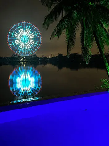 Infinite Pool (Hồ bơi vô cực)